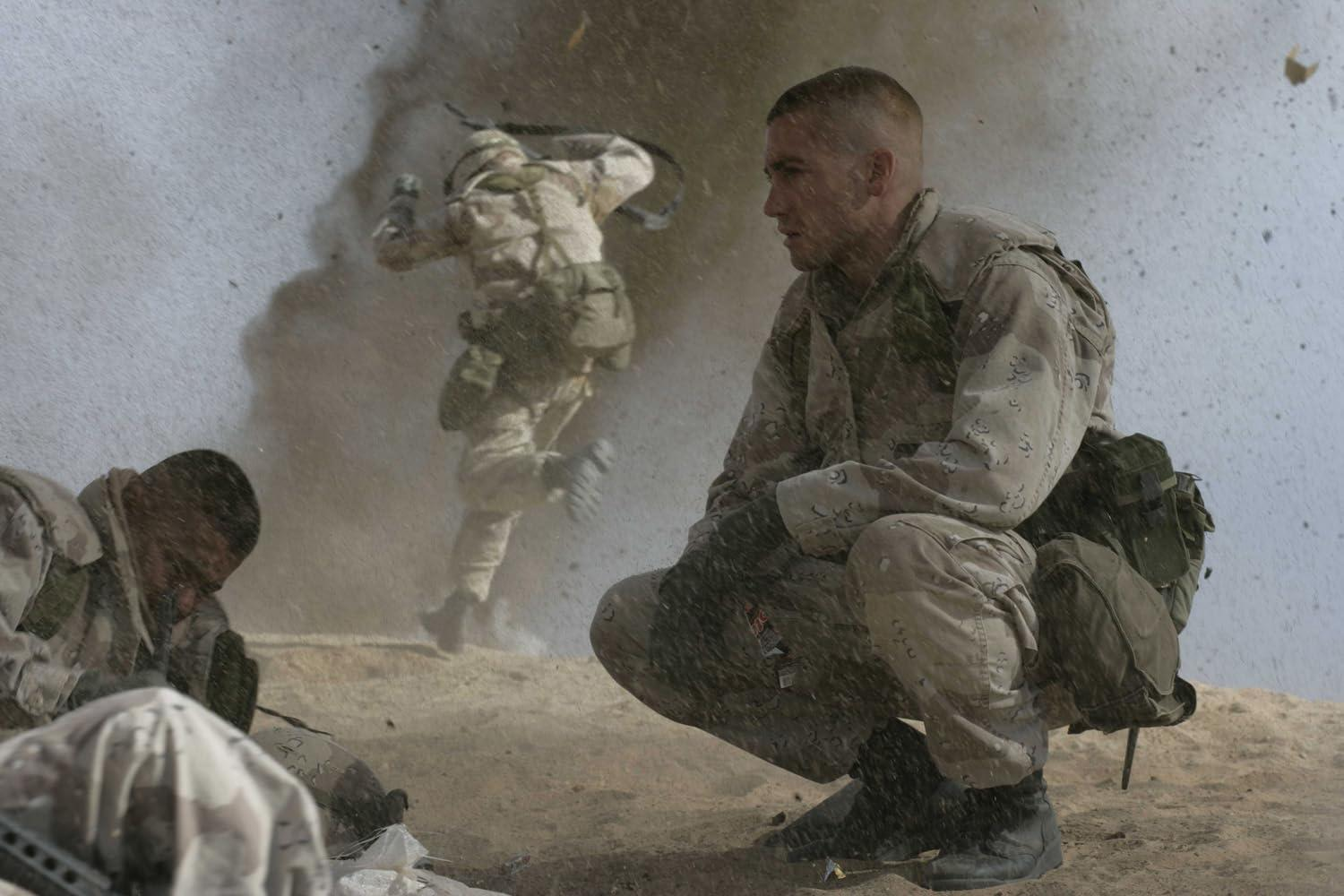 Soldaten im Kampf. Einer hockt und schaut zu. Zwei weitere rennen im Sog der Explosion, Staub und Trümmer erfüllen die Luft.