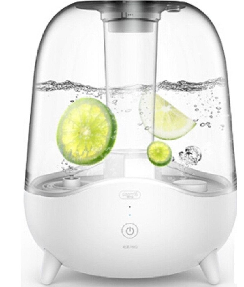 Biały nawilżacz z przezroczystym wierzchem, zawierający wodę i plasterki limonki. Ma przycisk zasilania i trzy nóżki.
