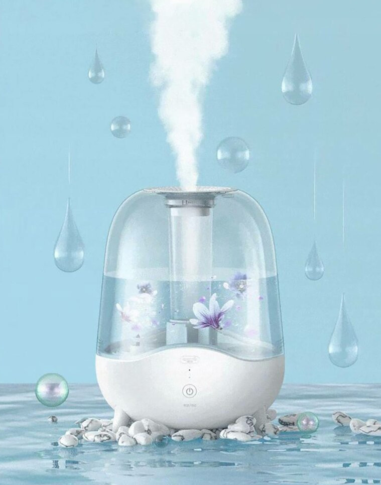 Biały nawilżacz z przezroczystym wierzchem, emitujący parę. Kropelki wody i bąbelki unoszą się wokół niego na niebieskim tle.