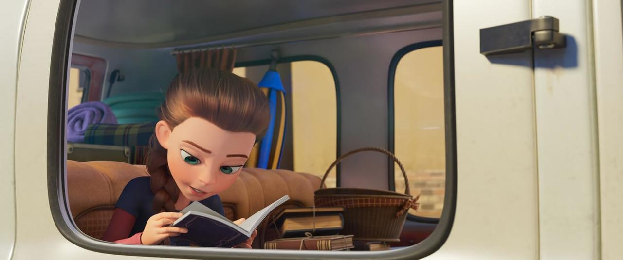 Ein Mädchen liest in einem Fahrzeug ein Buch. Ein Korb, Bücher und Gepäck sind sichtbar. Die Szene wird von natürlichem Licht beleuchtet.