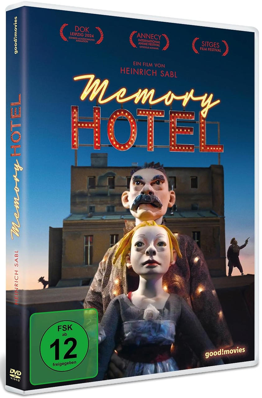 DVD-Cover für 'Memory Hotel'. Zeigt zwei puppenartige Figuren vor einem Gebäude mit einem 'Memory Hotel'-Schild.