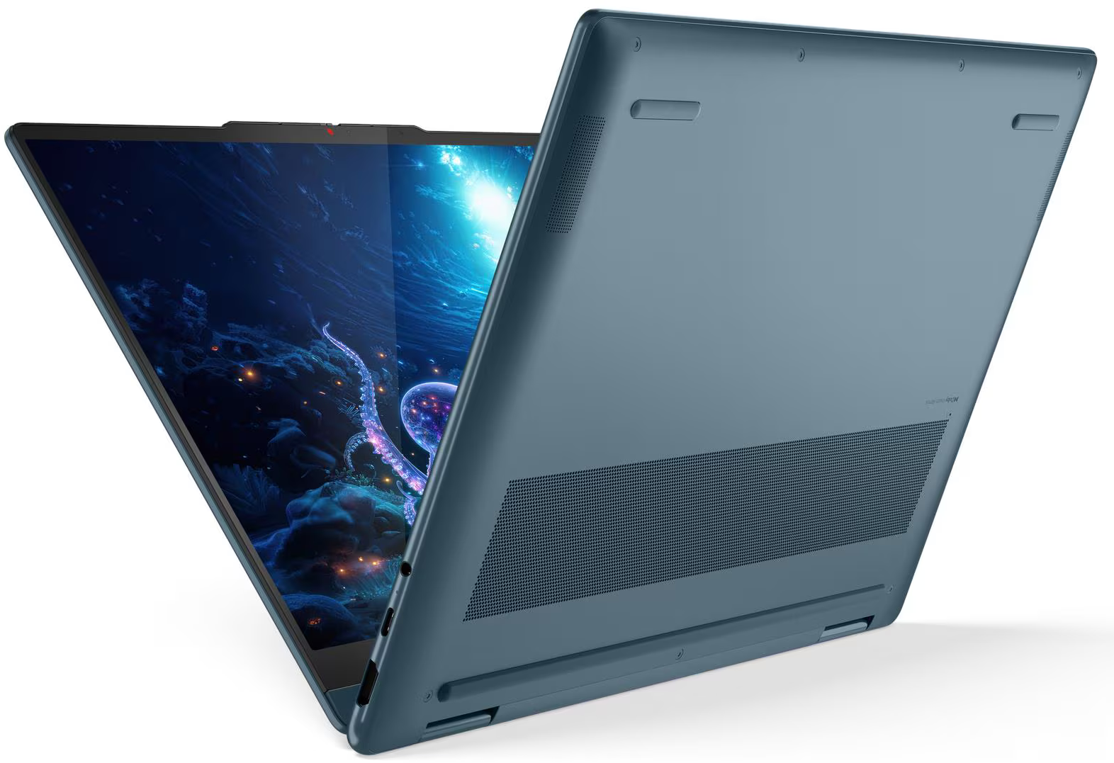 Kék laptop, részben nyitva. A képernyő egy fantasztikus víz alatti jelenetet mutat egy polippal.
