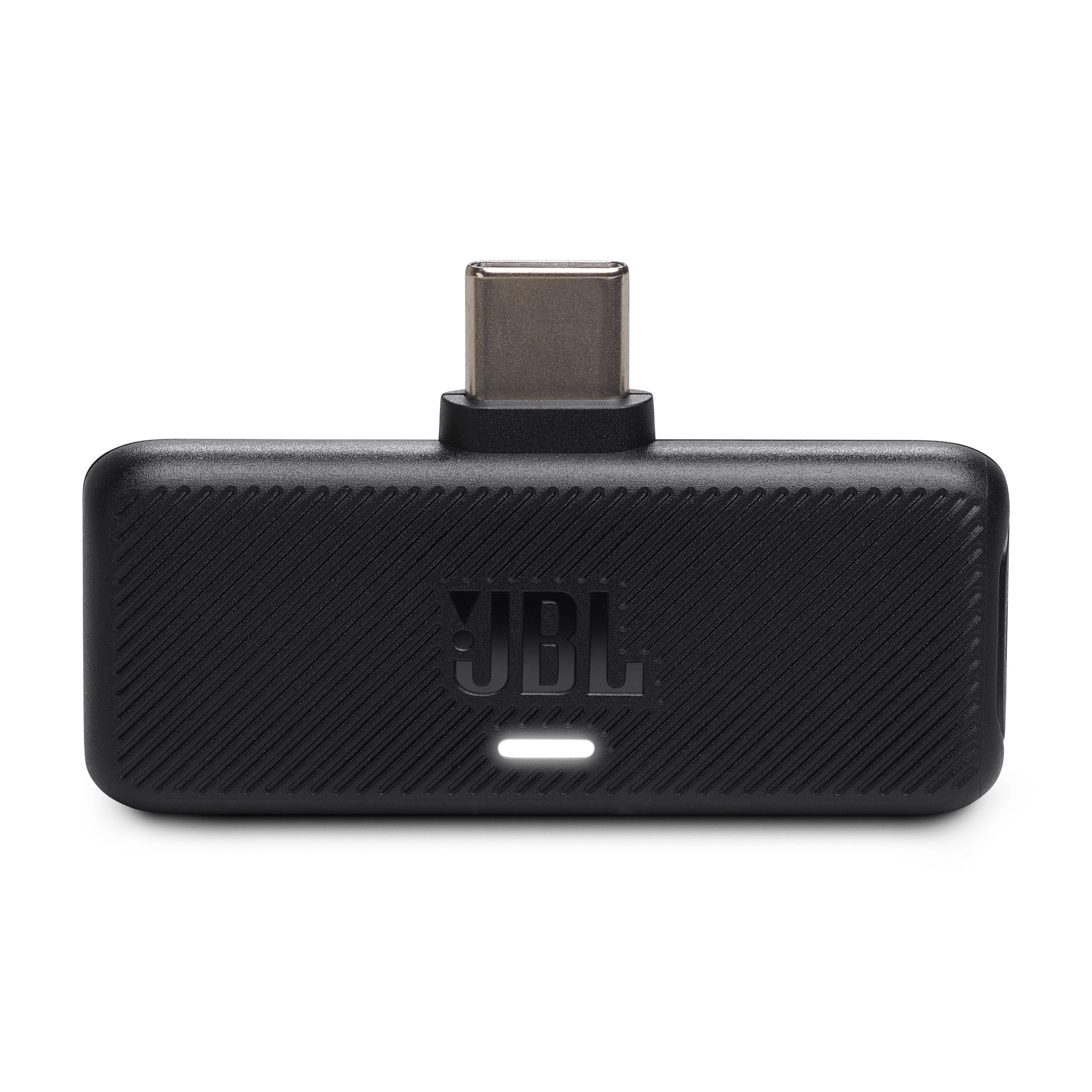 Schwarzer JBL-Adapter mit USB-C-Anschluss. Das Gerät hat eine strukturierte Oberfläche, JBL-Logo und ein weißes Kontrolllicht.