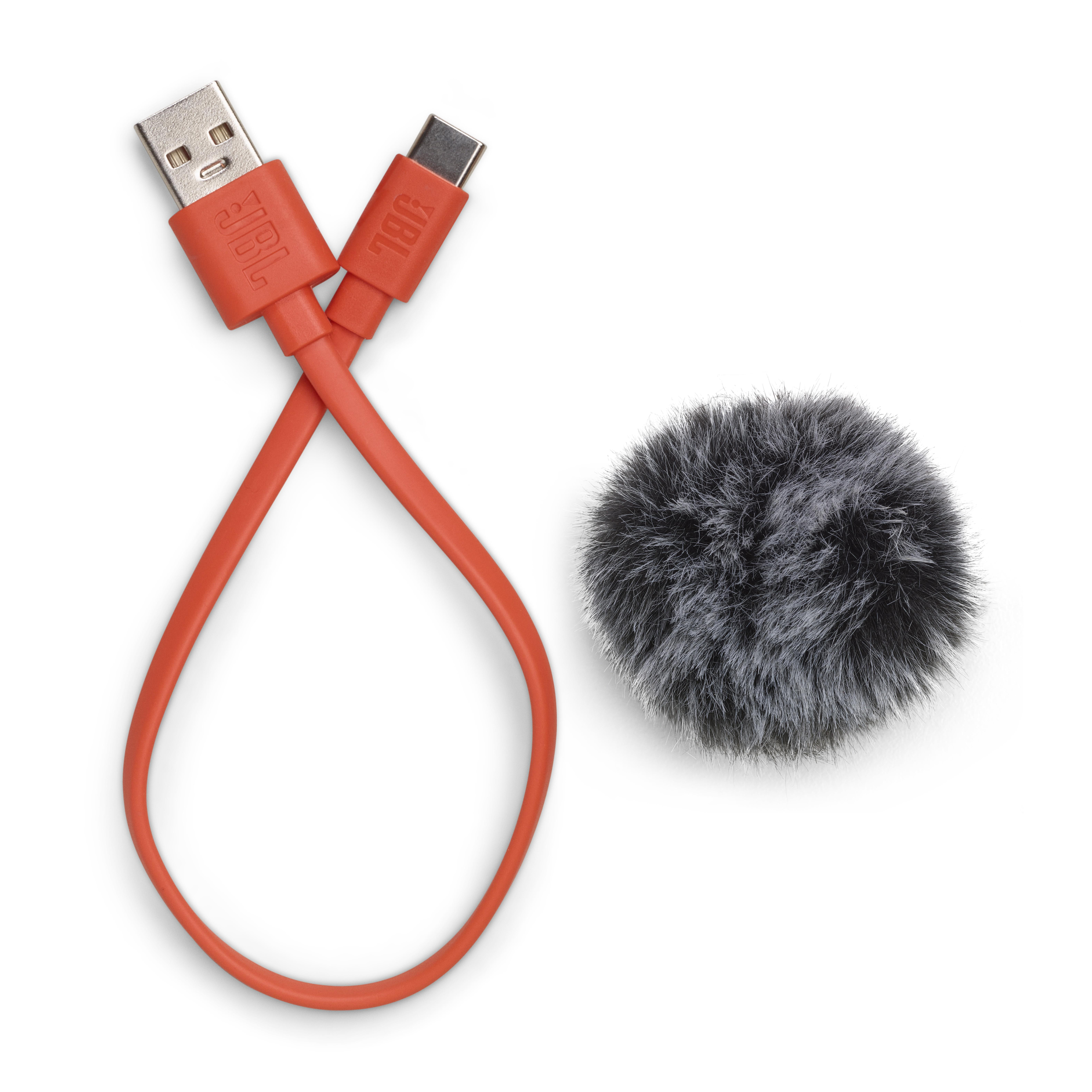 Ein orangefarbenes JBL-USB-Kabel und eine flauschige Mikrofonabdeckung auf weißem Hintergrund.