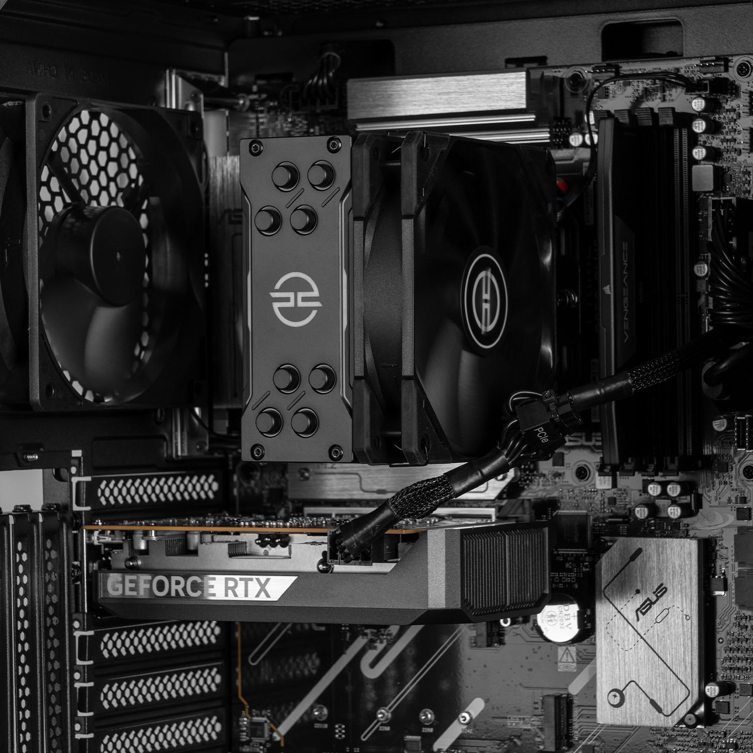 In einem Computergehäuse sind ein CPU-Kühler und eine GeForce RTX-Grafikkarte zu sehen. Die Szene hat ein Schwarz-Weiß-Farbschema.