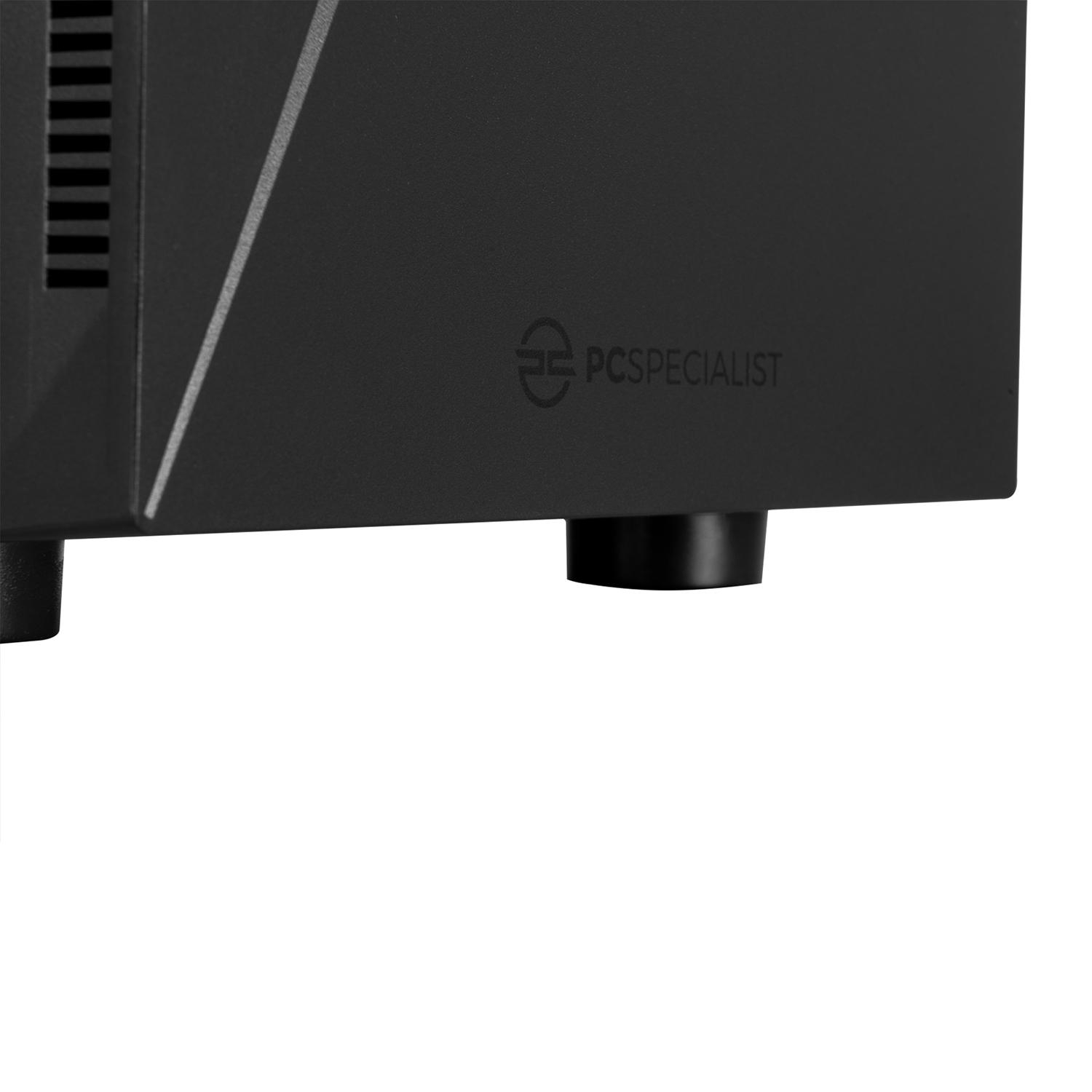 Nahaufnahme eines schwarzen Computergehäuses. Das PC Specialist-Logo ist sichtbar. Das Gehäuse hat eine Lüftung und ein silbernes Design.