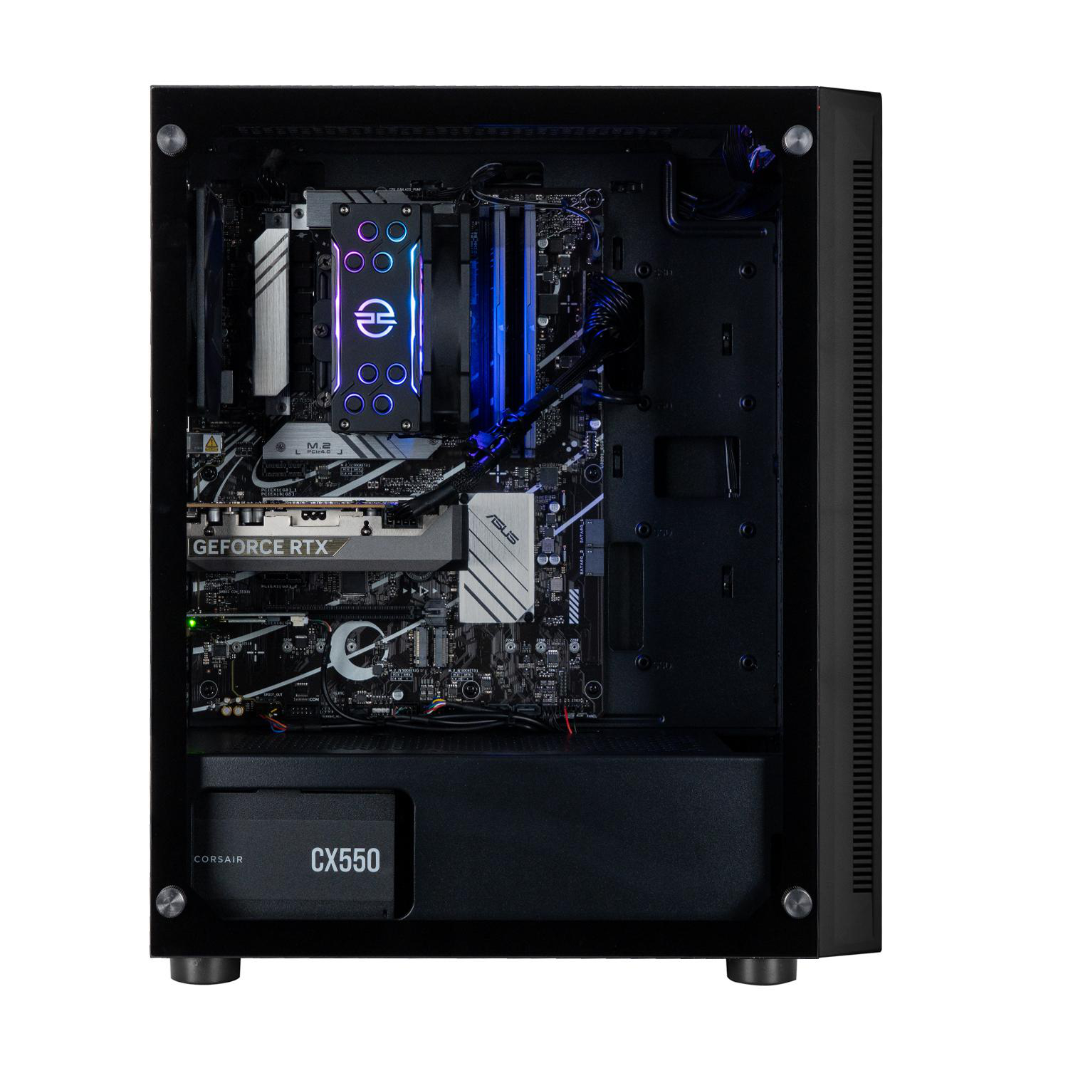 Innenansicht eines Computergehäuses. Komponenten wie Mainboard, CPU-Kühler, GPU und Netzteil sind sichtbar. LED-Leuchten beleuchten.