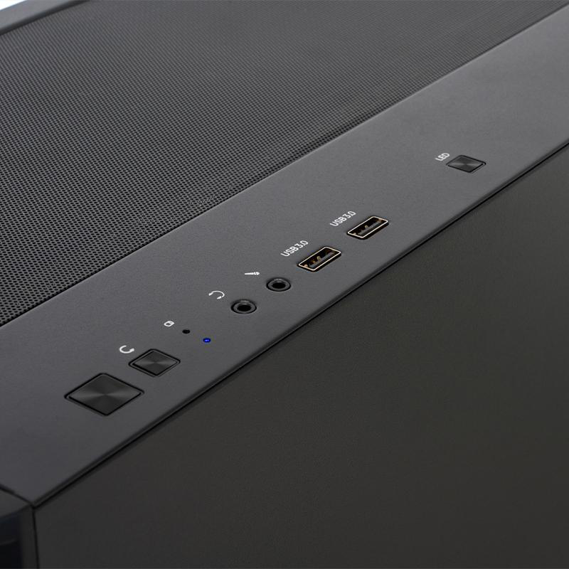 Schwarze Computergehäuseoberseite mit USB-Anschlüssen, Ein-/Aus-Taste und Audioanschlüssen. Ein Mesh-Panel ist oben links sichtbar.
