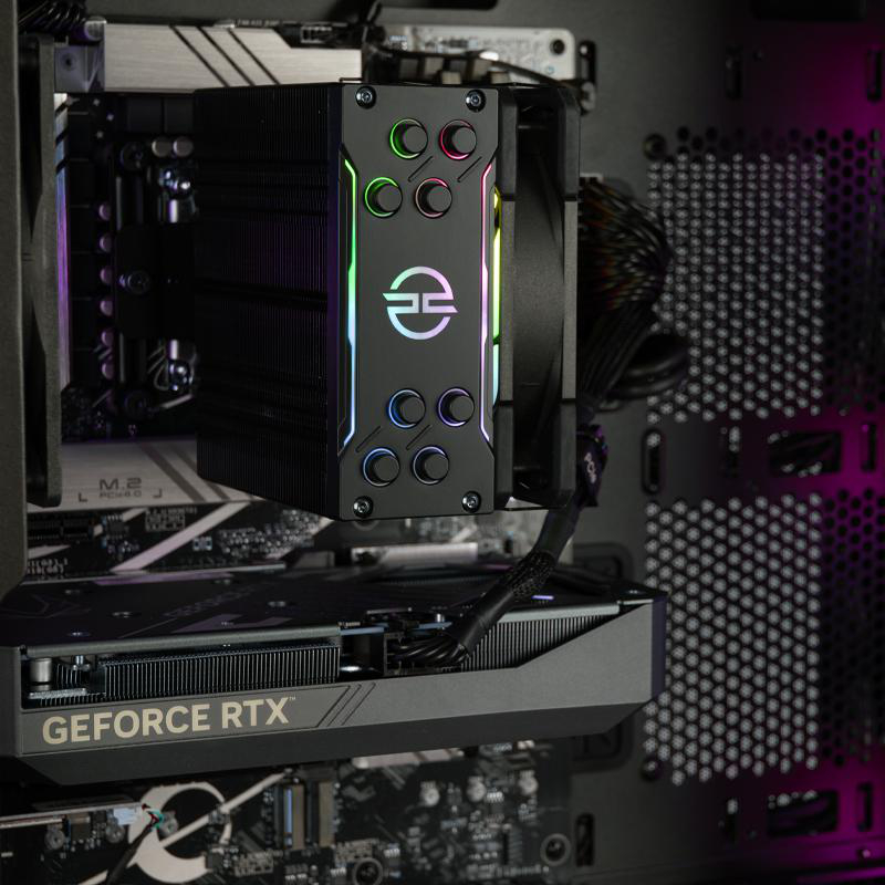 Im PC-Gehäuse. Schwarzer CPU-Kühler mit RGB-Beleuchtung, Grafikkarte und andere Computerkomponenten. Mesh-Seitenwand sichtbar.