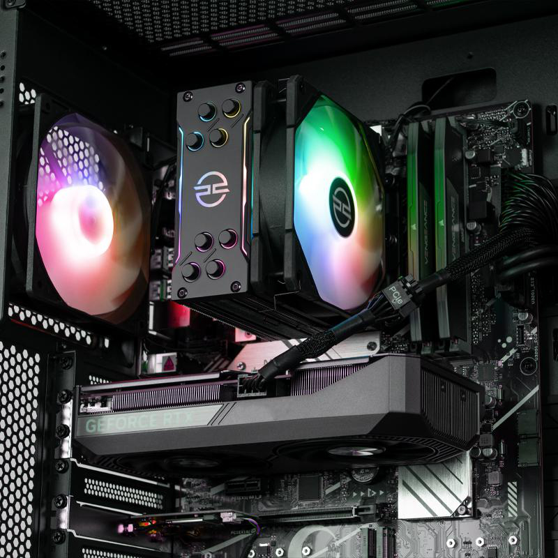Im Inneren eines Computergehäuses sind Komponenten sichtbar: GPU, CPU-Kühler, RAM und Lüfter mit RGB-Beleuchtung.
