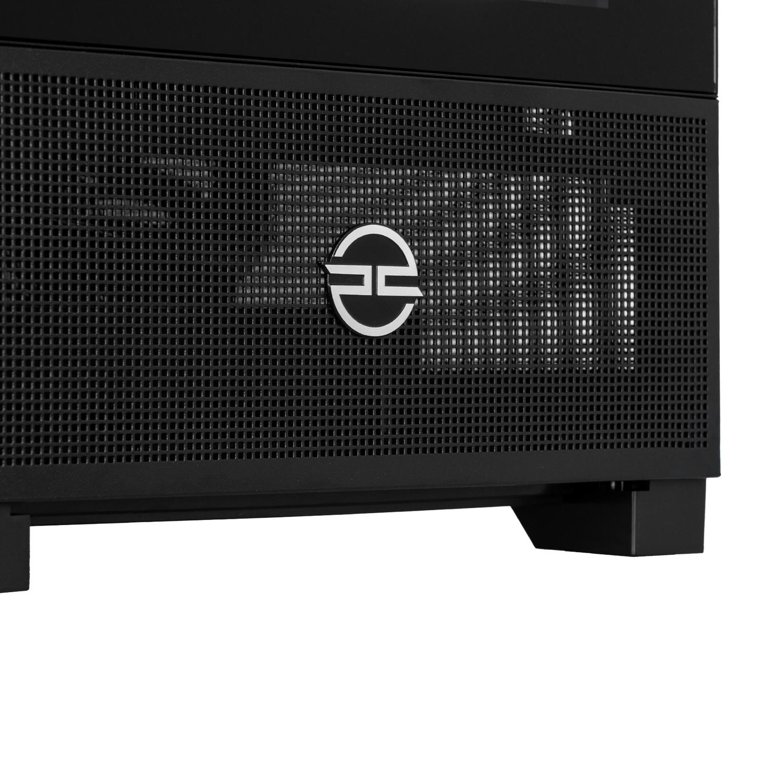 Nahaufnahme der Vorderseite eines schwarzen Computergehäuses. Es hat ein Mesh-Design, ein Logo und befindet sich auf weißem Hintergrund.