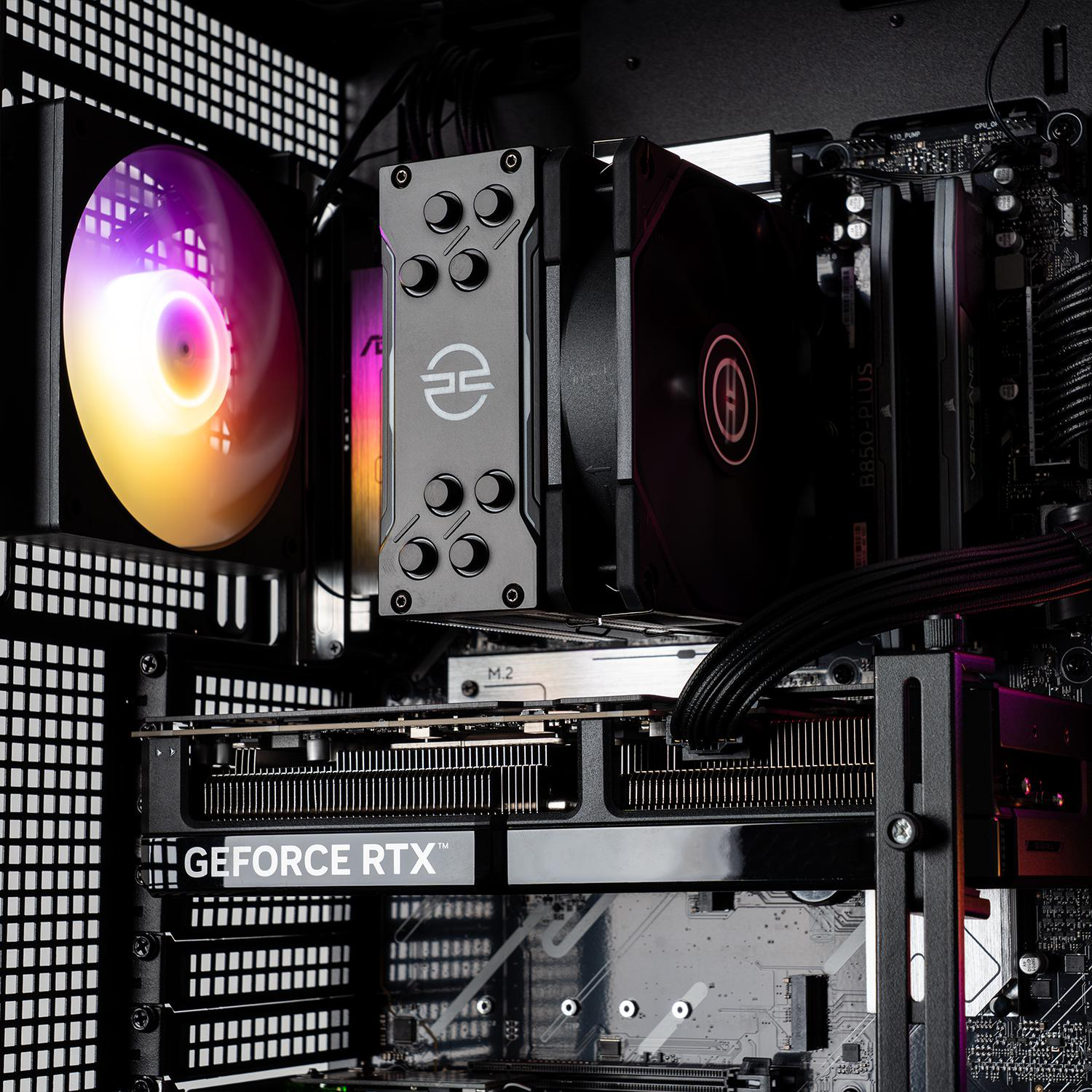 Im Inneren eines Computergehäuses sind Komponenten wie eine GPU, ein CPU-Kühler und ein Motherboard zu sehen. Auf der GPU steht 'GEFORCE RTX'.