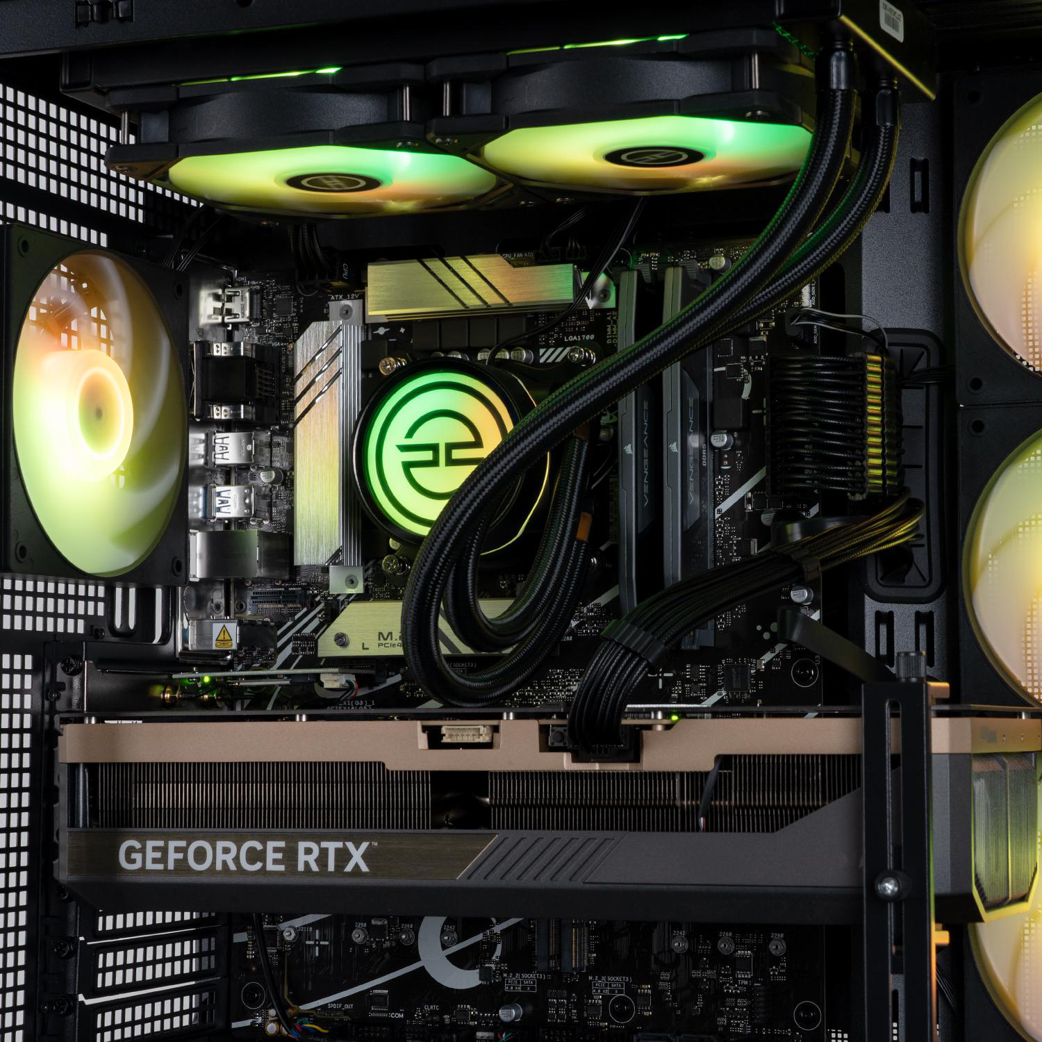 Im Inneren eines Computergehäuses sind Komponenten wie eine Grafikkarte, Lüfter, ein Motherboard und ein Kühlsystem sichtbar, die alle mit farbigen Lichtern beleuchtet sind.