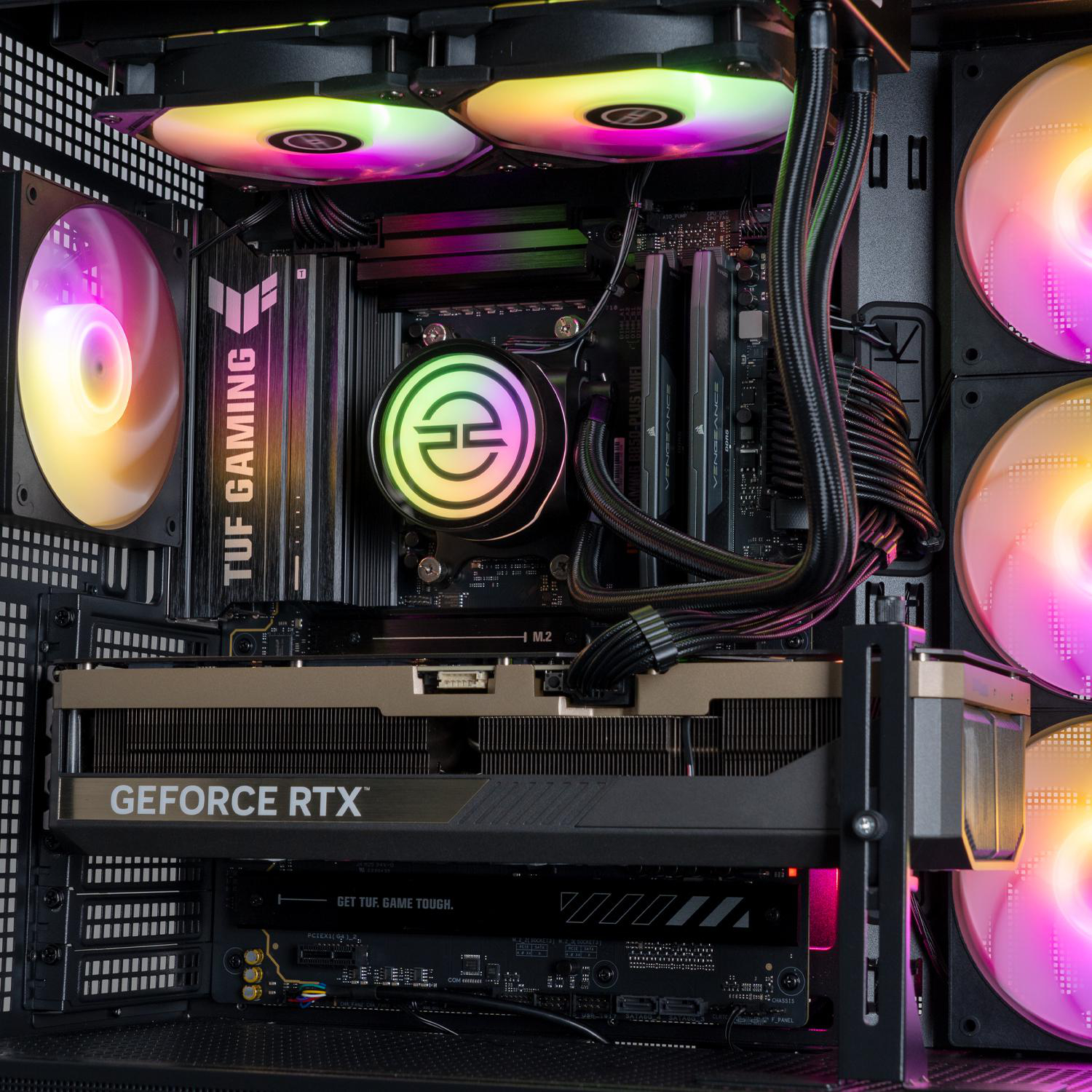 Innenansicht eines Gaming-PCs. Komponenten umfassen eine GeForce RTX Grafikkarte, TUF GAMING Komponenten und farbenfrohe LED-Lüfter.