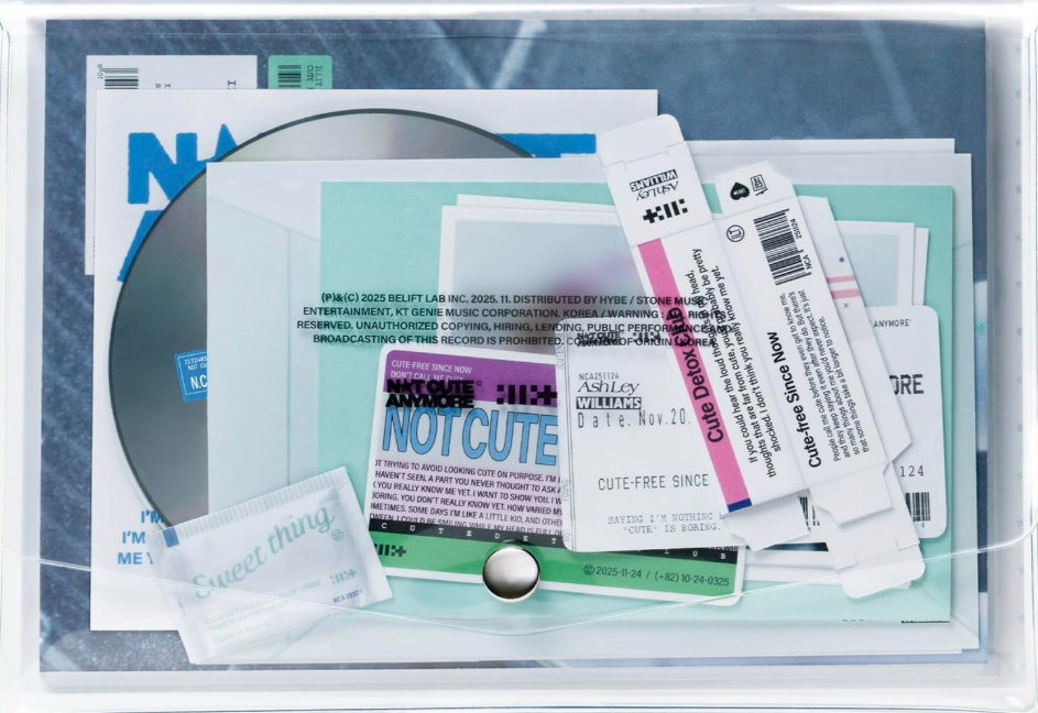Eine transparente Plastikhülle enthält verschiedene Gegenstände: eine CD, Karten mit Text, ein Päckchen mit der Aufschrift 'Sweet thing' und ein blaues Dokument.