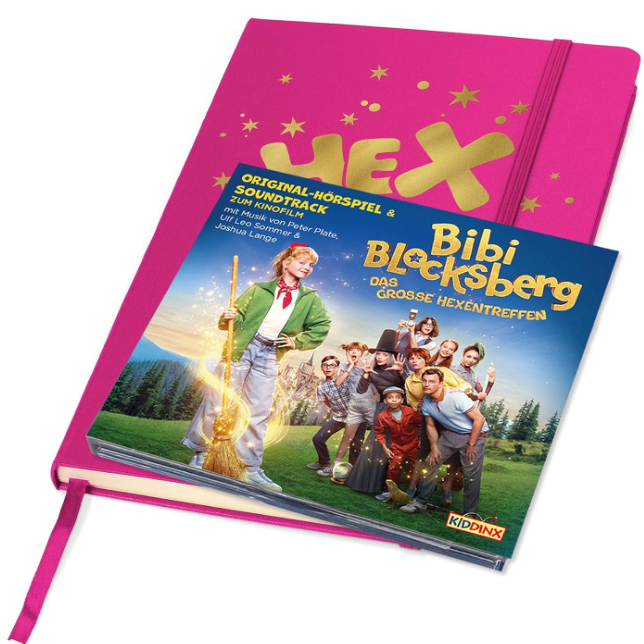 Ein pinkes Notizbuch mit goldenem Text und eine CD von Bibi Blocksberg mit einer Hexe auf dem Cover werden auf weißem Hintergrund gezeigt.