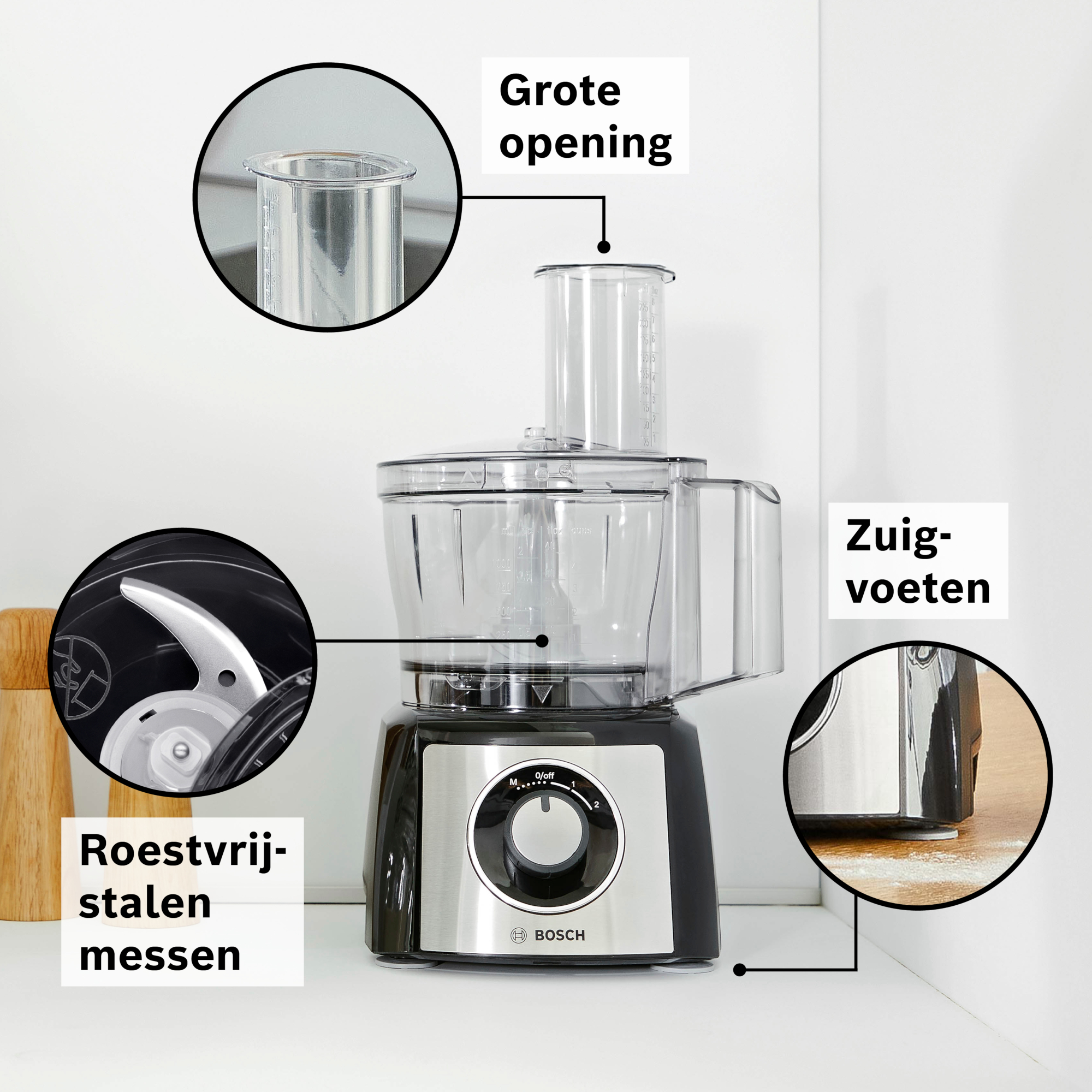 Keukenmachine met roestvrijstalen mes, grote opening, zuigvoeten en snelheidsregeling. Het merk is Bosch.