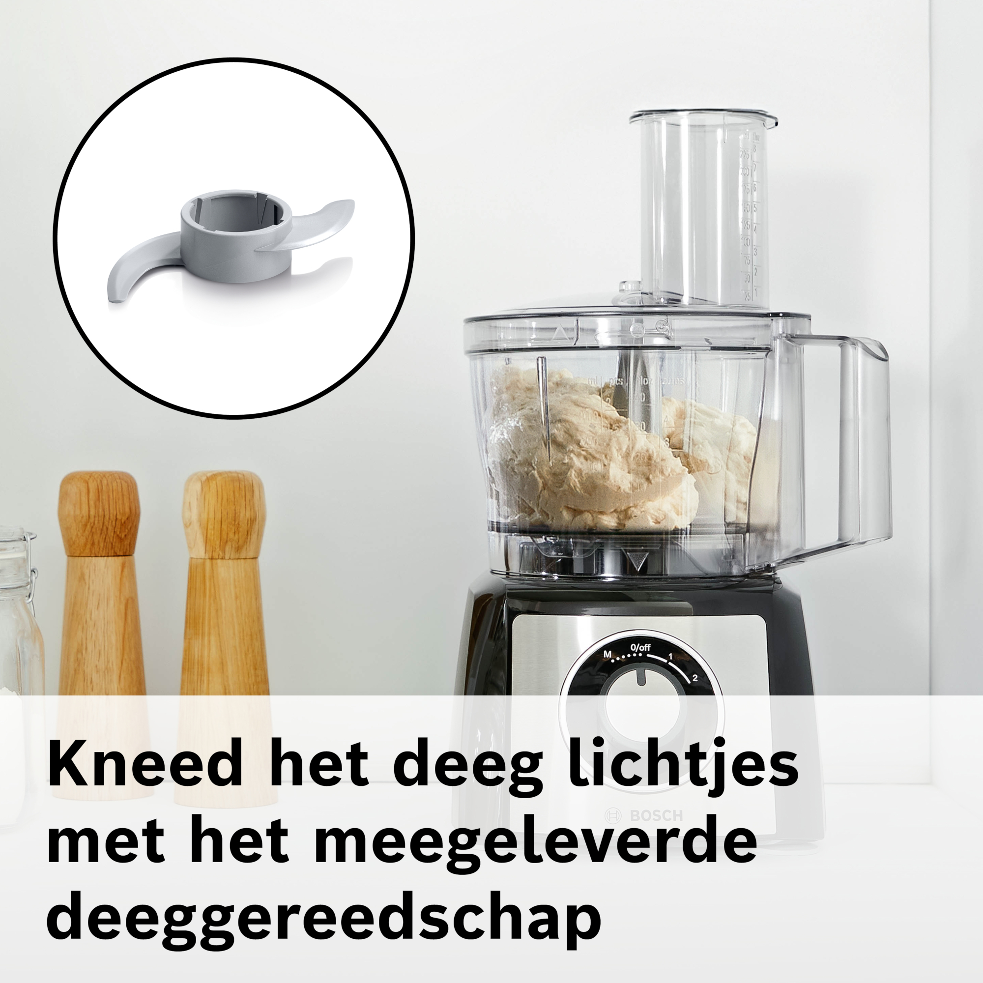 Keukenmachine met deeg, mes in cirkel, tekst in het Nederlands eronder.