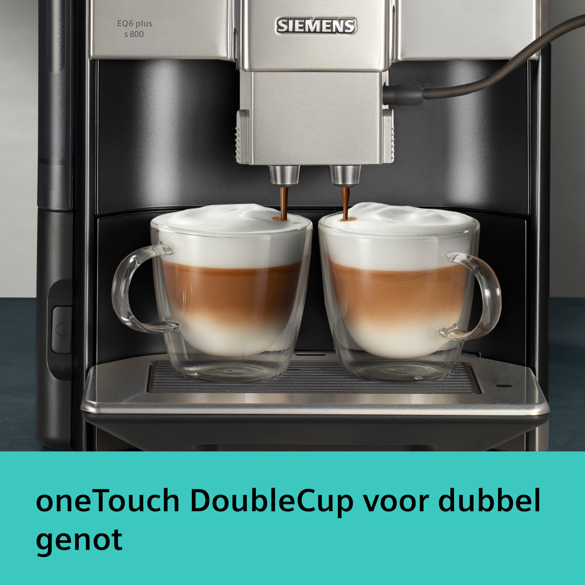 Koffiemachine die koffie schenkt in twee doorzichtige glazen bekers met latte lagen. Siemens merk zichtbaar.