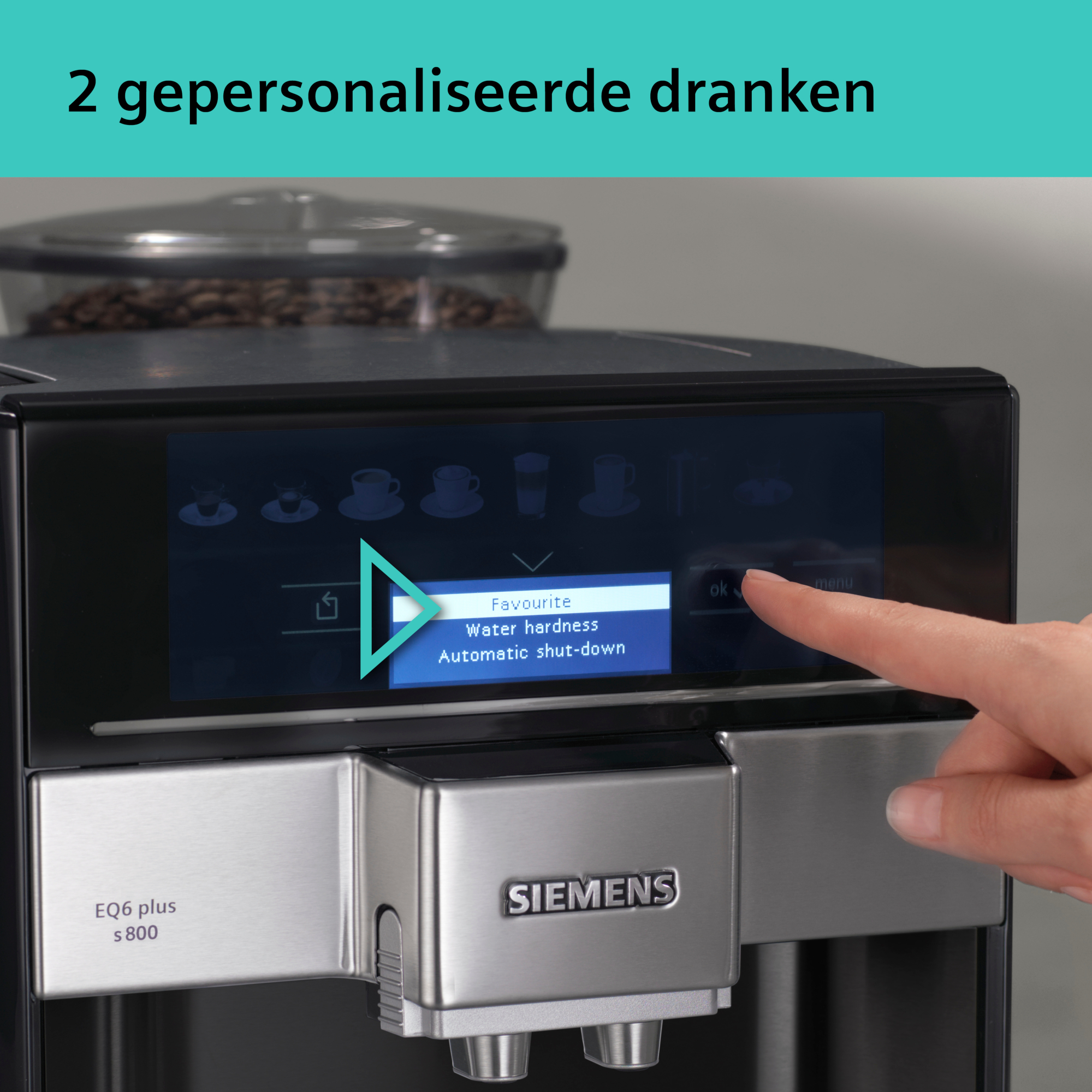 Een hand raakt het menu aan op het scherm van een koffiemachine. Het toont instellingen zoals 'Favoriet', 'Waterhardheid' en 'Uitschakelen'.