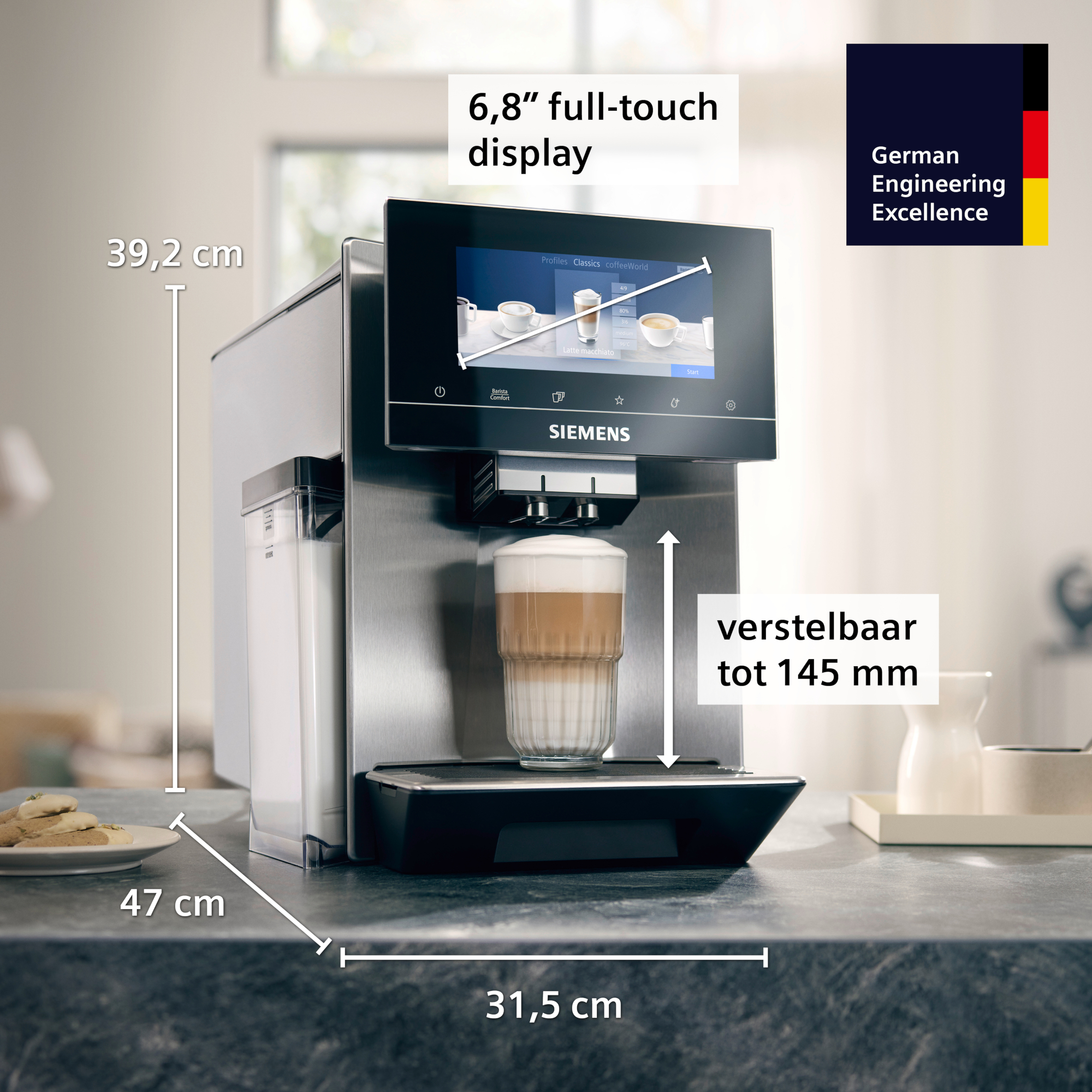 A Siemens coffee machine with a touch display, a glass of latte macchiato, and size measurements are displayed.
