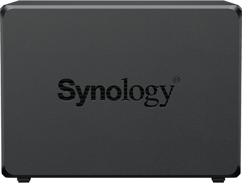 Un appareil Synology noir, rectangulaire avec des coins arrondis. Le logo Synology est en relief sur le devant. Deux petits pieds sont visibles en dessous.