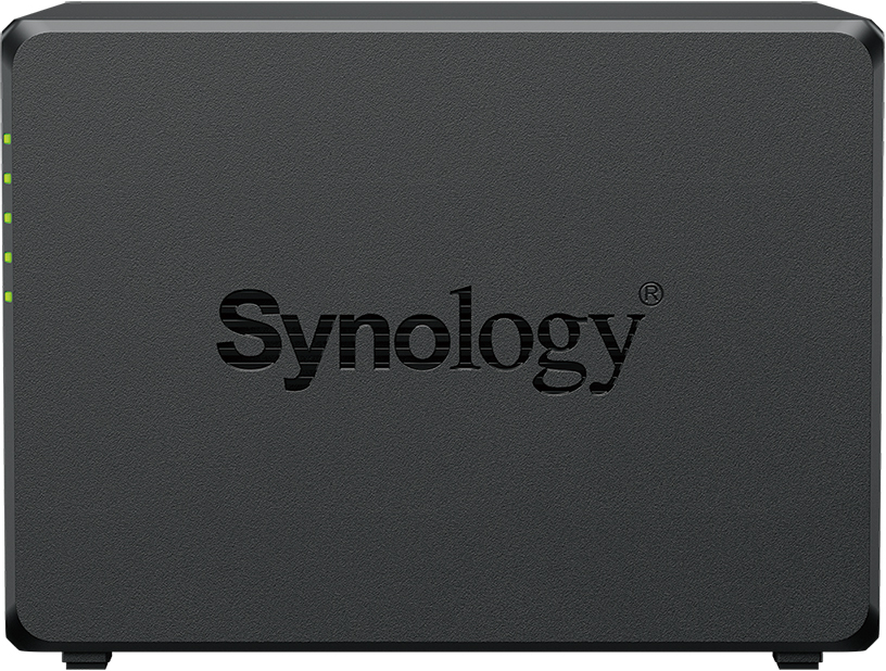 Un appareil NAS Synology noir. L'avant porte le logo Synology. Il y a des lumières vertes sur le côté gauche. Il est posé sur une surface.