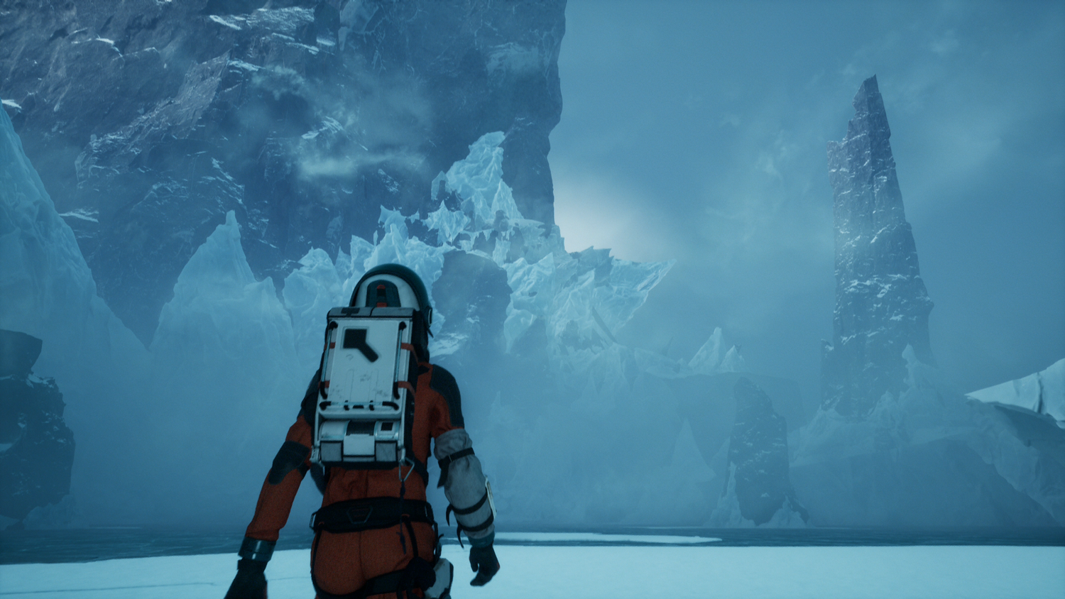 Un astronauta con traje naranja frente a un paisaje helado. Montañas y una alta aguja se alzan al fondo.
