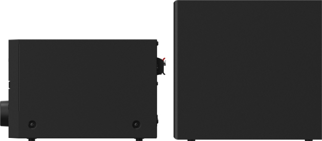 Sono mostrati due componenti audio neri. Quello a sinistra è più piccolo, con una manopola. Quello a destra è un subwoofer rettangolare più grande.