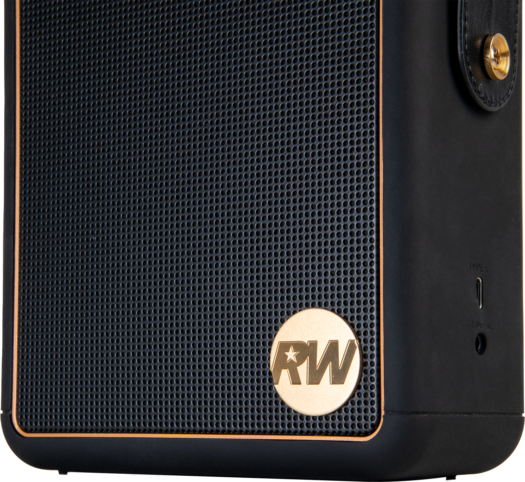 Gros plan sur un haut-parleur noir avec logo RW doré. Garniture dorée et lanière en cuir avec bouton doré.