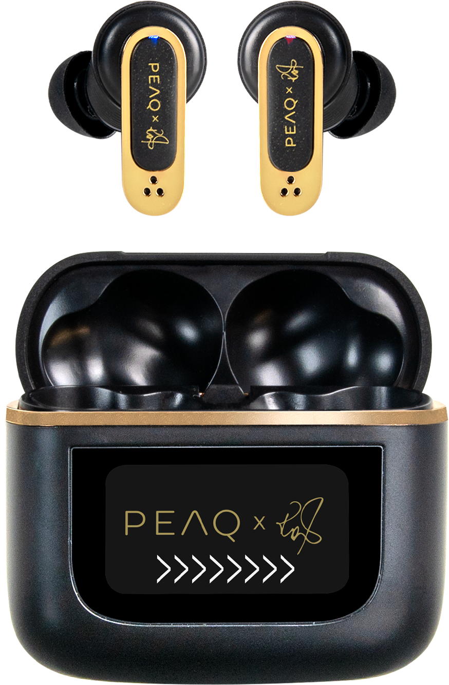 Schwarze und goldene Ohrhörer mit Ladecase. Ohrhörer haben das Peqx-Logo. Das Case hat einen Bildschirm mit Logo und Pfeilen.