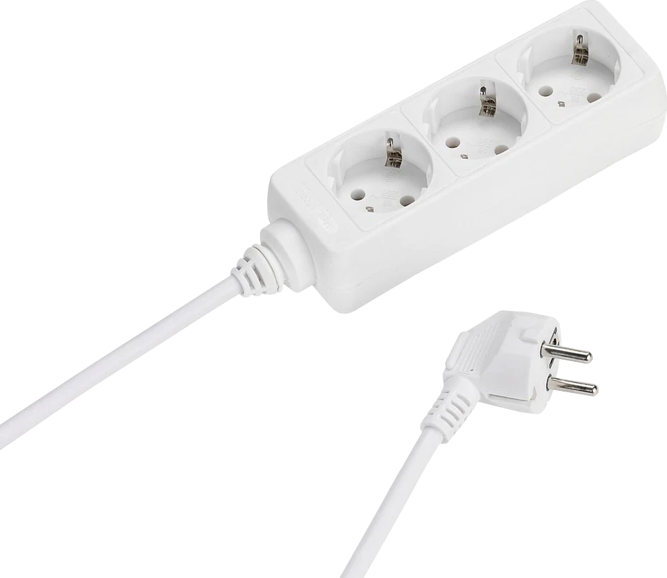 Eine weiße Steckdosenleiste mit drei Steckdosen und einem Stecker. Der Stecker ist mit dem Kabel verbunden. Der Hintergrund ist weiß.