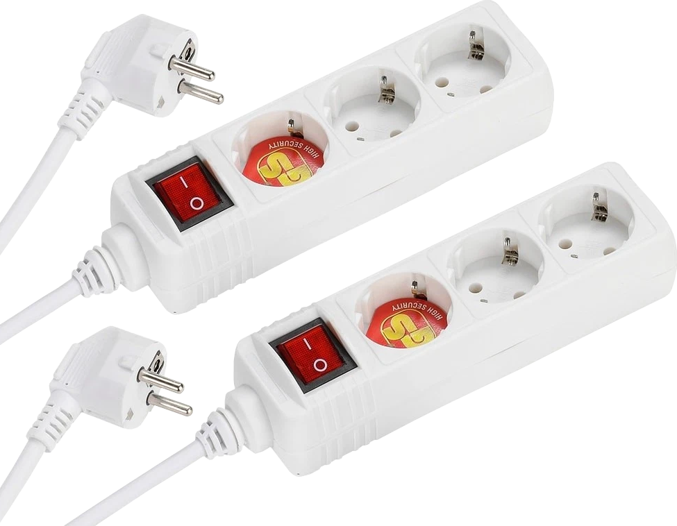 Zwei weiße Steckdosenleisten mit je drei Steckdosen, roten Ein-/Ausschaltern und weißen Steckern.