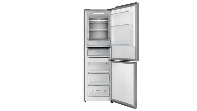 Refrigerador plateado abierto con puertas abiertas, revelando estantes, cajones y compartimentos. Fondo negro.
