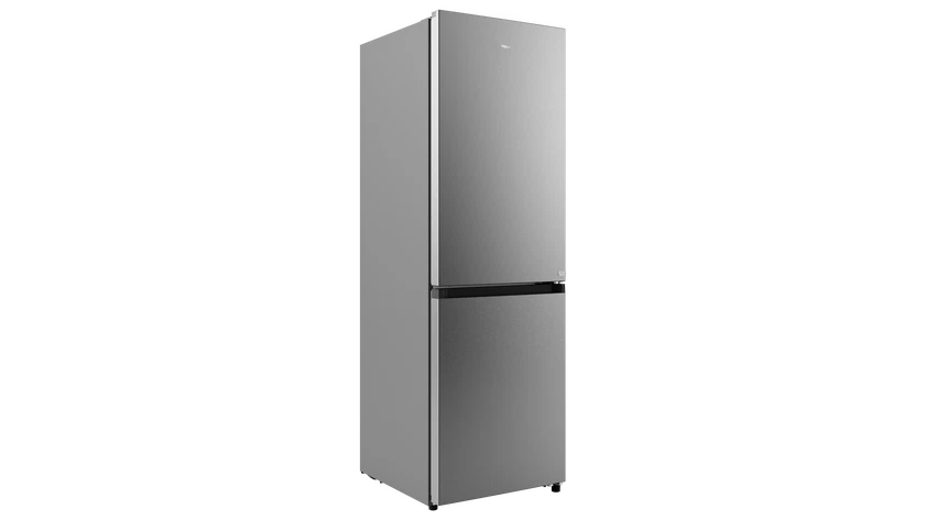 Un refrigerador plateado con dos puertas sobre un fondo negro. La puerta superior es más grande.