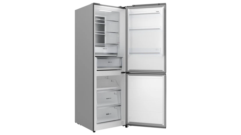 Un refrigerador plateado con puertas abiertas, revelando estantes, cajones y una luz interior. El fondo es negro.