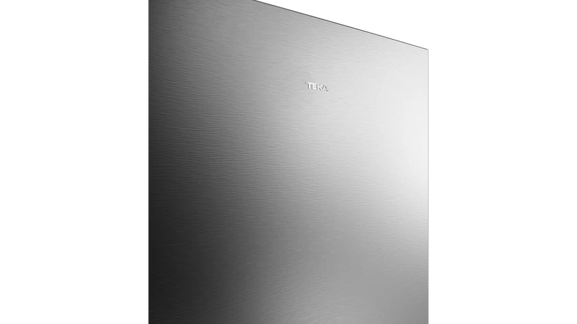 Puerta de refrigerador de acero inoxidable con la marca 'TEKA'. El fondo es negro.