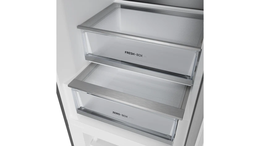 Dentro de un refrigerador, se ven dos cajones transparentes con las etiquetas 'FRESH BOX' y 'ZERO BOX', con molduras metálicas.