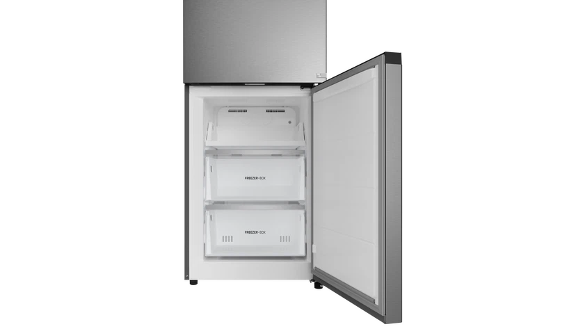 Un refrigerador de acero inoxidable con la puerta del congelador abierta, revelando cajones del congelador. Fondo negro.