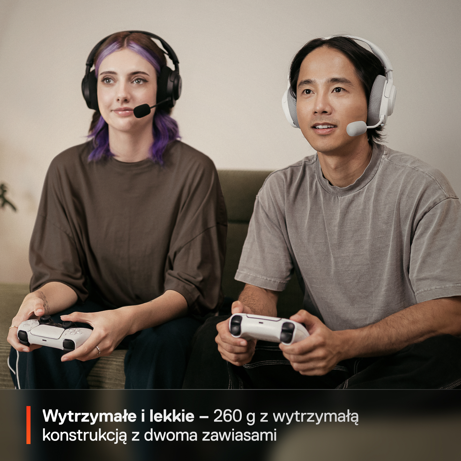 Dwie osoby w słuchawkach grają w gry wideo z białymi kontrolerami. Jedna ma fioletowe włosy.