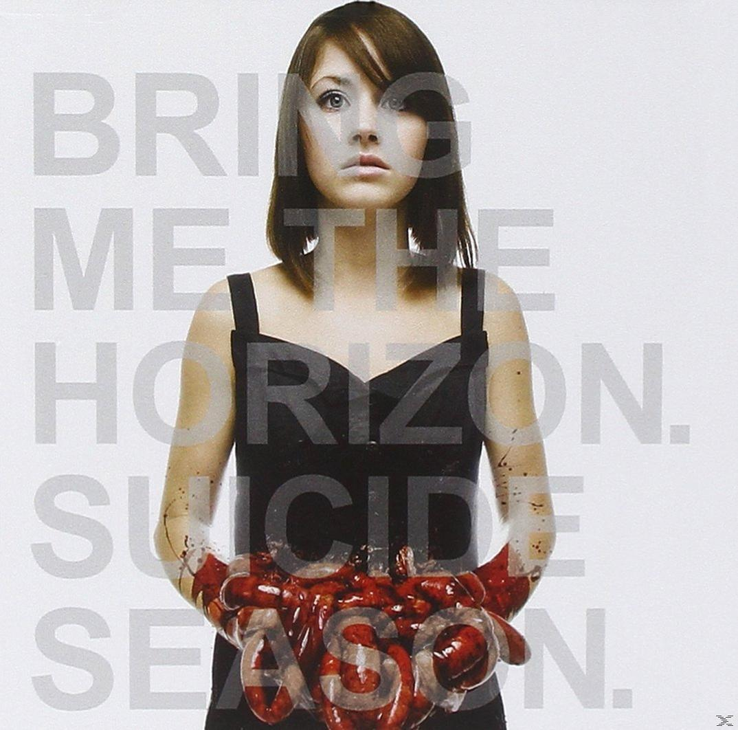 Egy fekete ruhás nő véres tömeget tart. A 'BRING ME THE HORIZON. SUICIDE SEASON.' szöveg látható a háttéren.