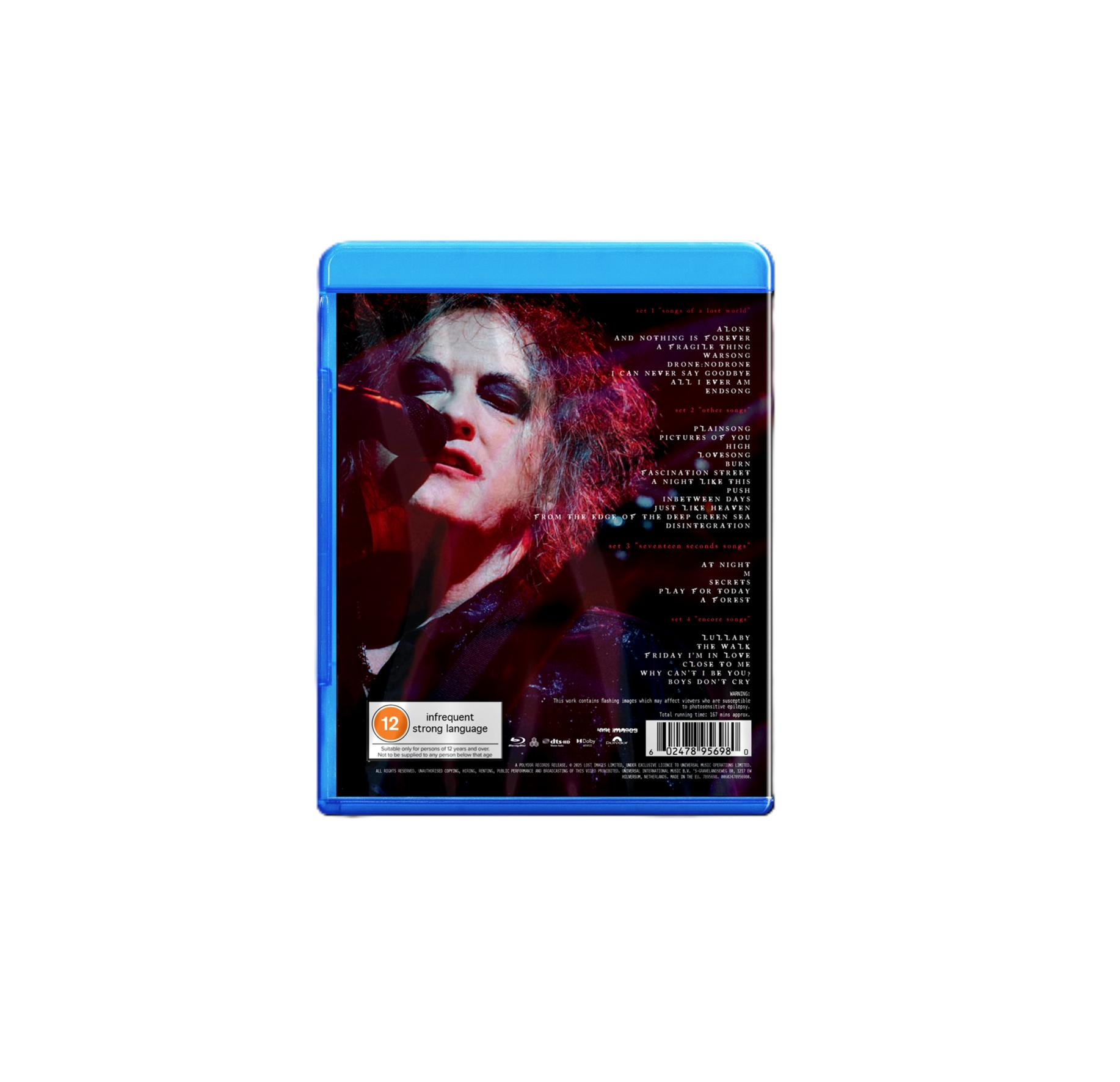 Blu-ray lemez, rajta a zenekar tagjának képe. A tracklista és a korhatár a hátoldalon.