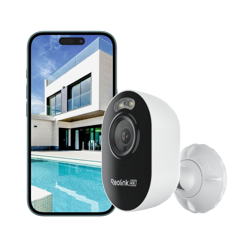 Ein Smartphone zeigt ein Haus mit Pool. Rechts ist eine weiße Überwachungskamera mit schwarzer Vorderseite.