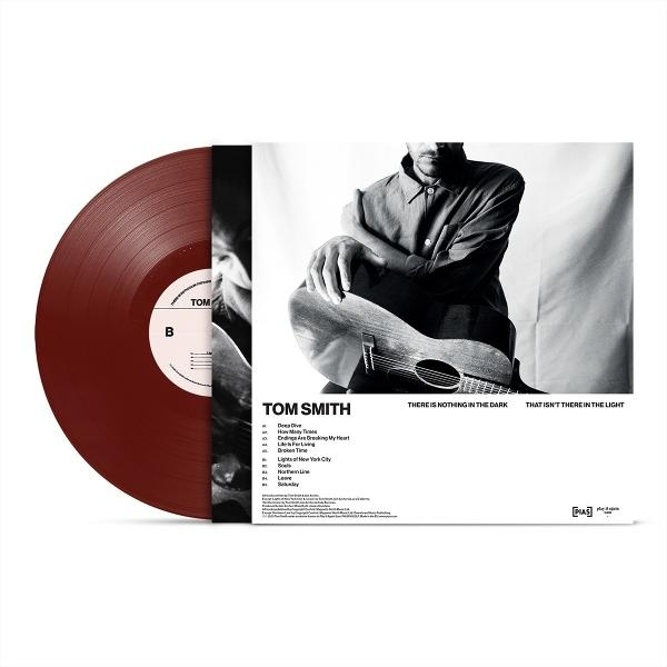 Ein Vinyl-Schallplattenalbum mit einer kastanienbraunen Scheibe. Das Cover zeigt Tom Smith mit einer Gitarre. Text enthält Album- und Songtitel.