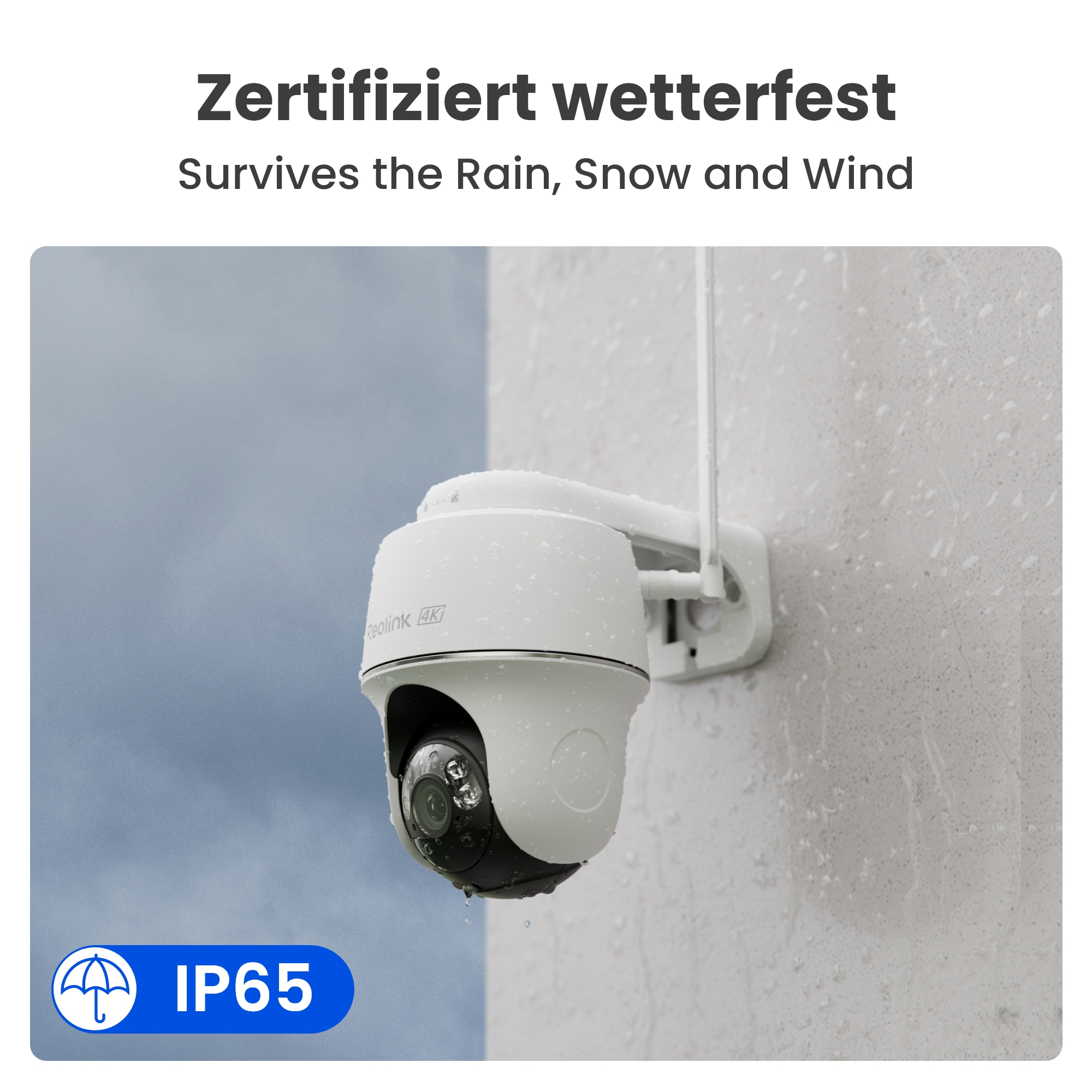 Weiße Überwachungskamera mit Antenne an einer Wand, nass vom Regen. IP65-Zertifizierung sichtbar.