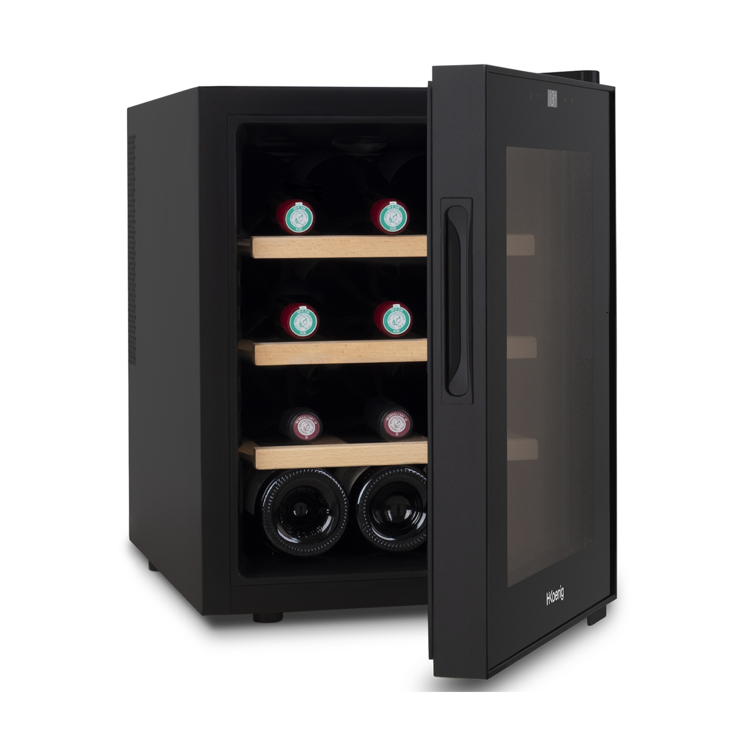 Un refrigeratore per vino nero con la porta socchiusa. All'interno ci sono bottiglie di vino su ripiani in legno. La porta ha un pannello di vetro.