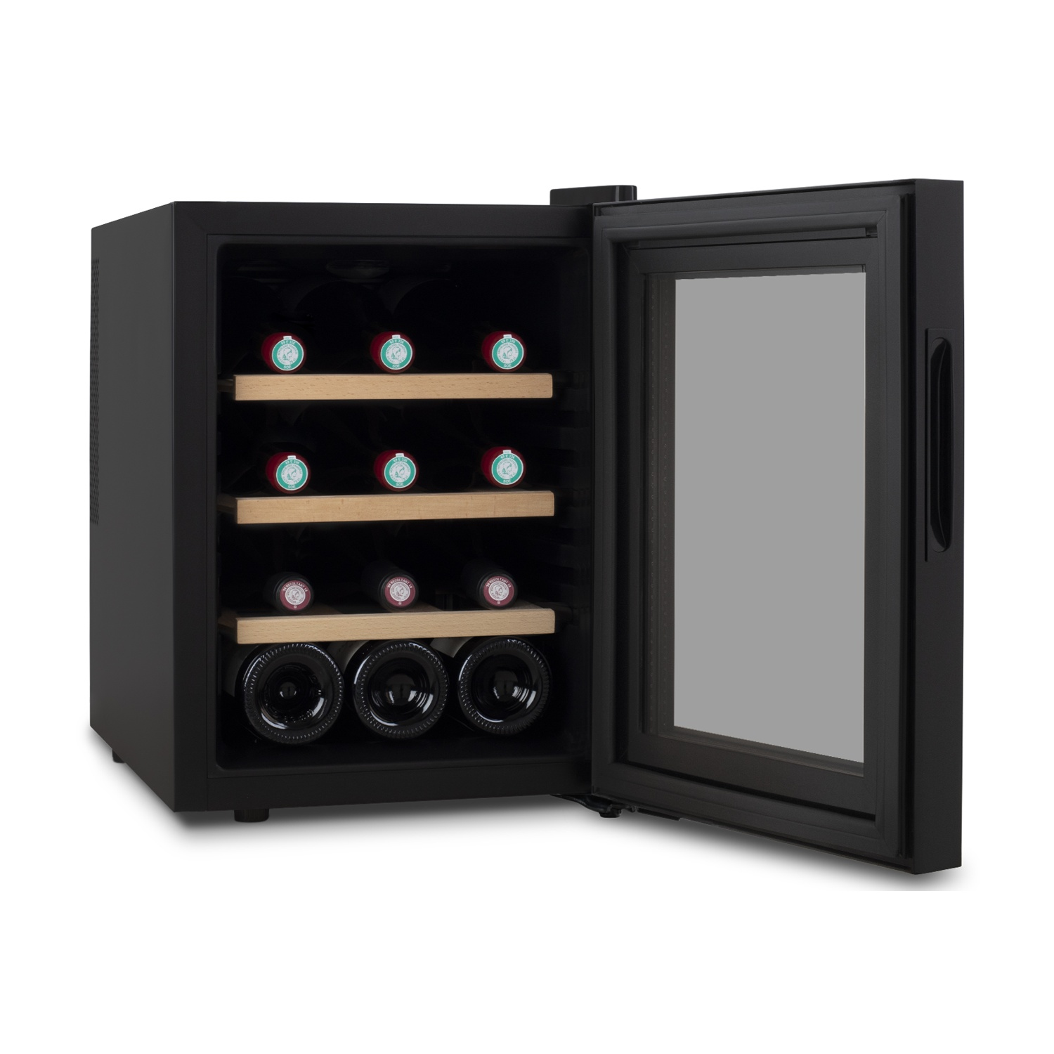 Un refrigeratore per vino nero con porta aperta. Diverse bottiglie di vino sono visibili su ripiani in legno. La porta ha un pannello di vetro.