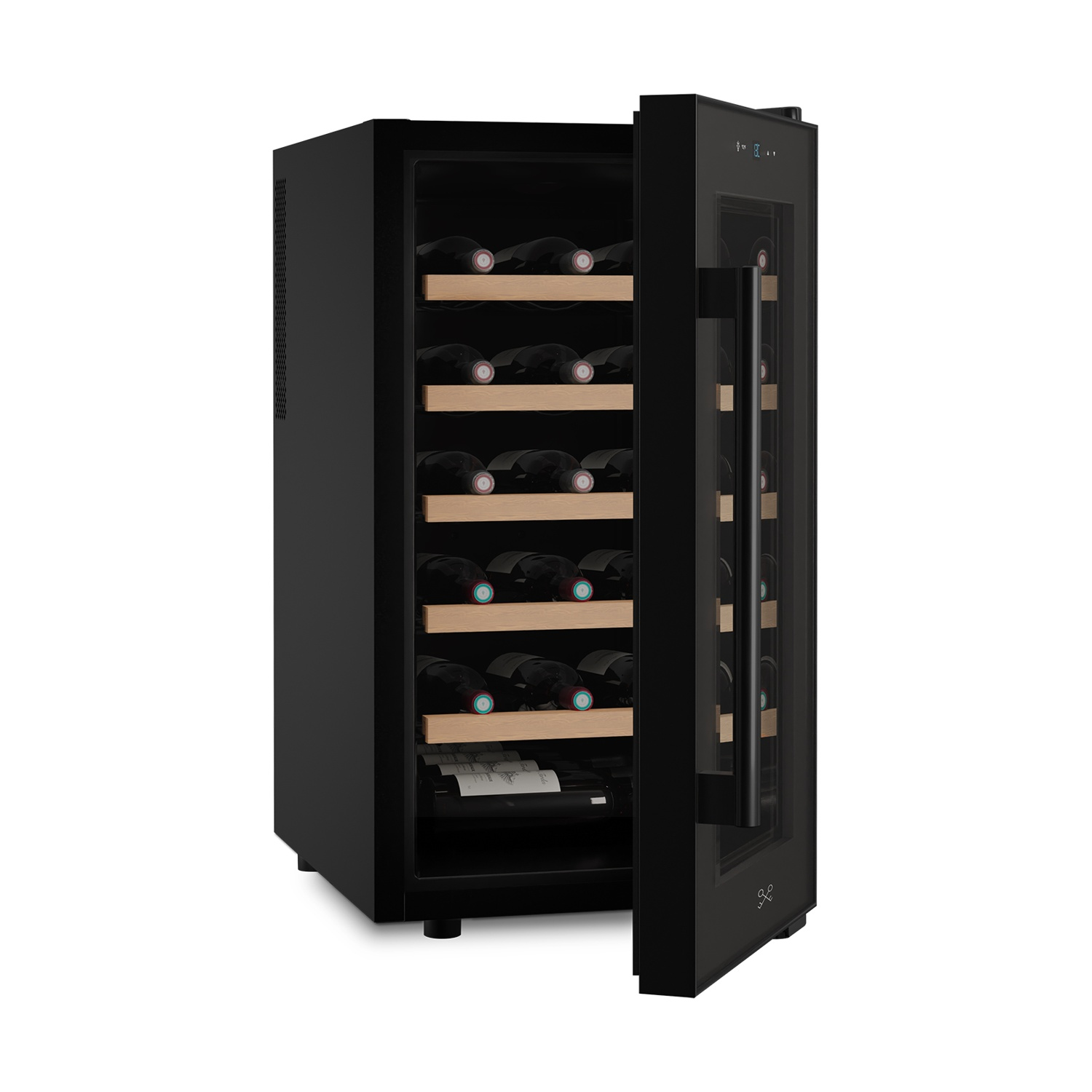 Un frigo per vino nero con la porta socchiusa, che rivela bottiglie su ripiani in legno. La porta ha una maniglia nera e vetro.