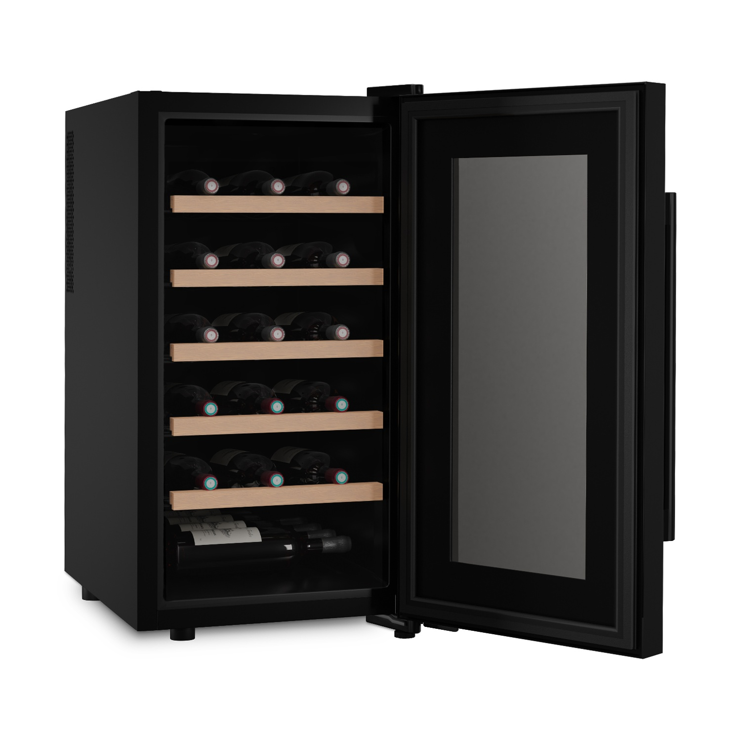 Un refrigeratore per vini nero con porta a vetri aperta, che mostra diverse bottiglie di vino su ripiani in legno. Sfondo bianco.