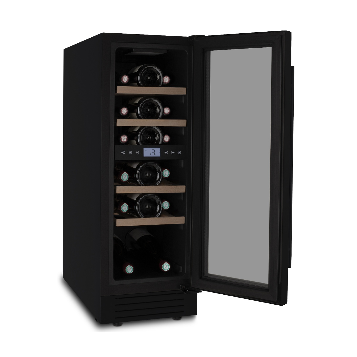 Un refrigeratore per vino nero con una porta a vetri aperta, che rivela diverse bottiglie di vino su scaffali di legno. Un display digitale mostra la temperatura.
